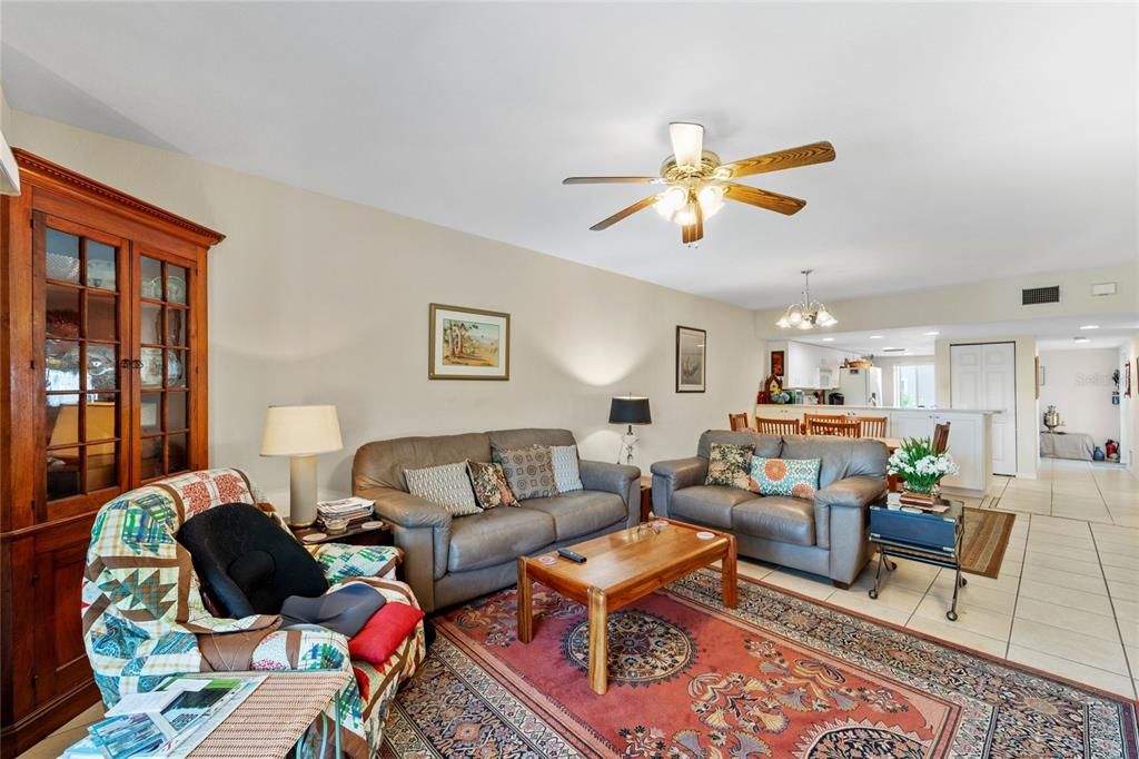 Active With Contract: $189,000 (2 beds, 2 baths, 1285 Square Feet)