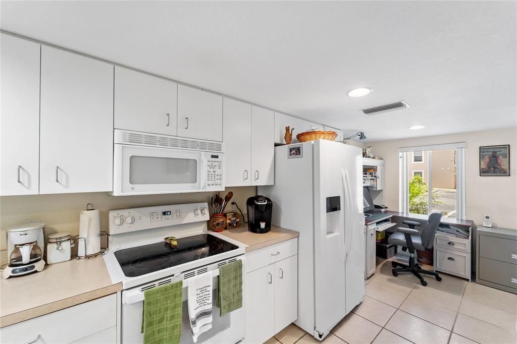 Active With Contract: $189,000 (2 beds, 2 baths, 1285 Square Feet)