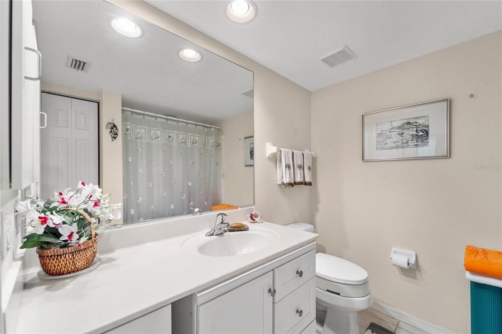 Active With Contract: $189,000 (2 beds, 2 baths, 1285 Square Feet)