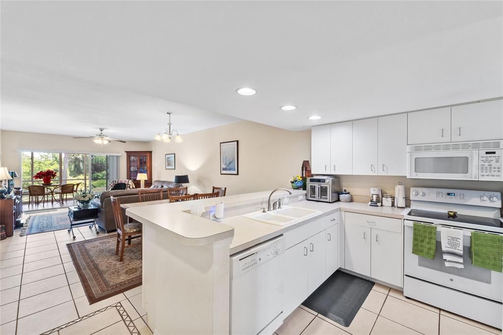 Active With Contract: $189,000 (2 beds, 2 baths, 1285 Square Feet)