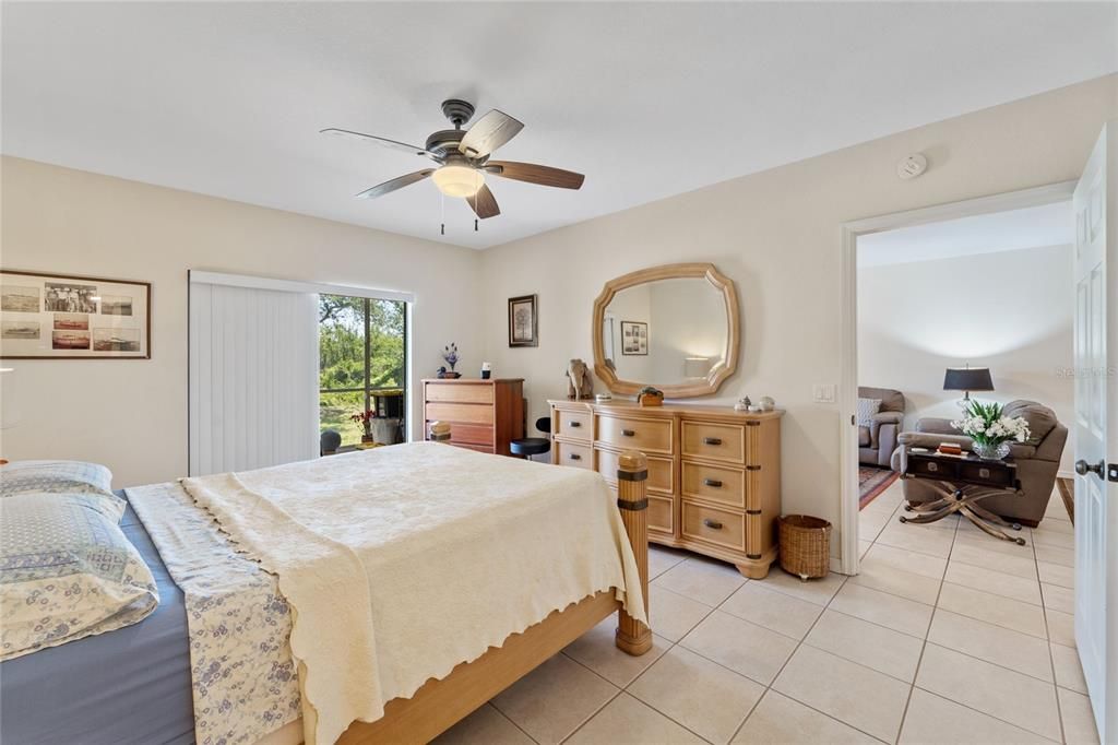 Active With Contract: $189,000 (2 beds, 2 baths, 1285 Square Feet)