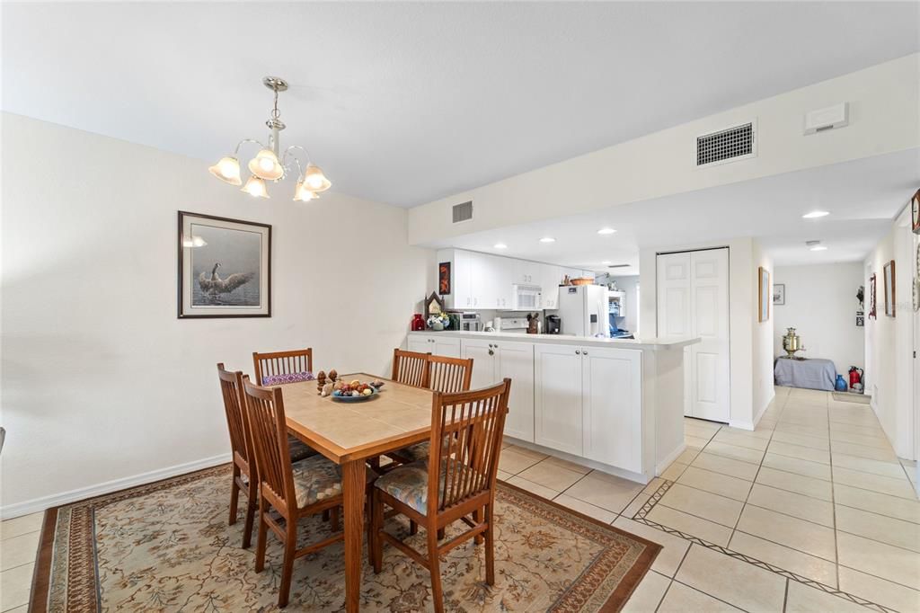 Active With Contract: $189,000 (2 beds, 2 baths, 1285 Square Feet)