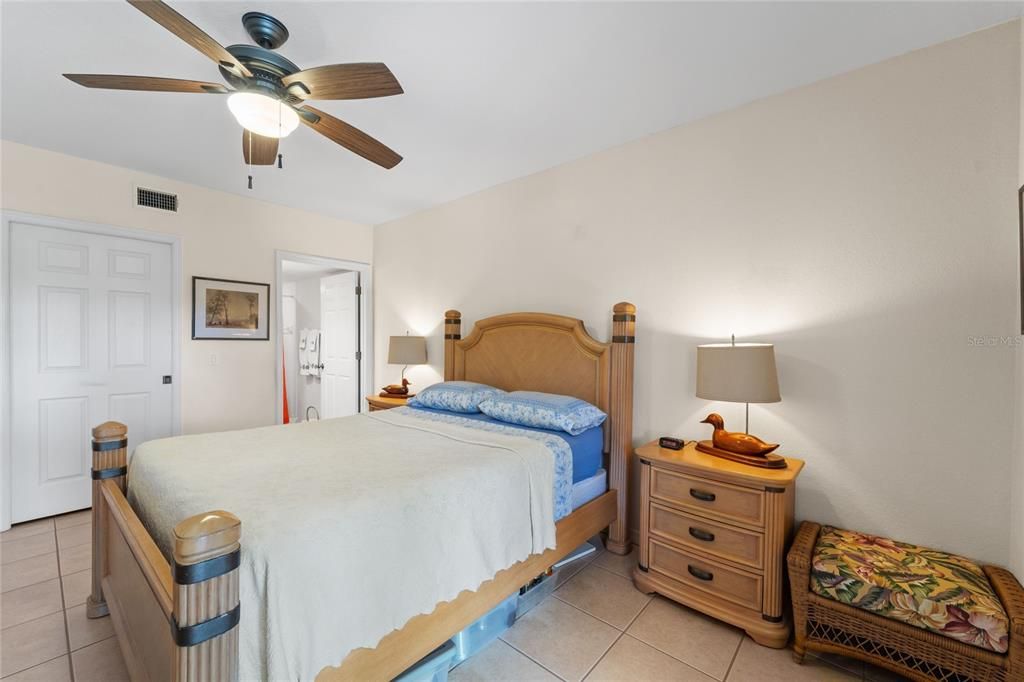 Active With Contract: $189,000 (2 beds, 2 baths, 1285 Square Feet)