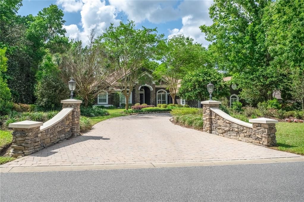 合同活跃: $1,450,000 (4 贝兹, 4 浴室, 4699 平方英尺)