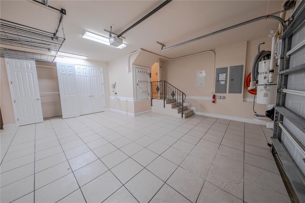 合同活跃: $1,450,000 (4 贝兹, 4 浴室, 4699 平方英尺)