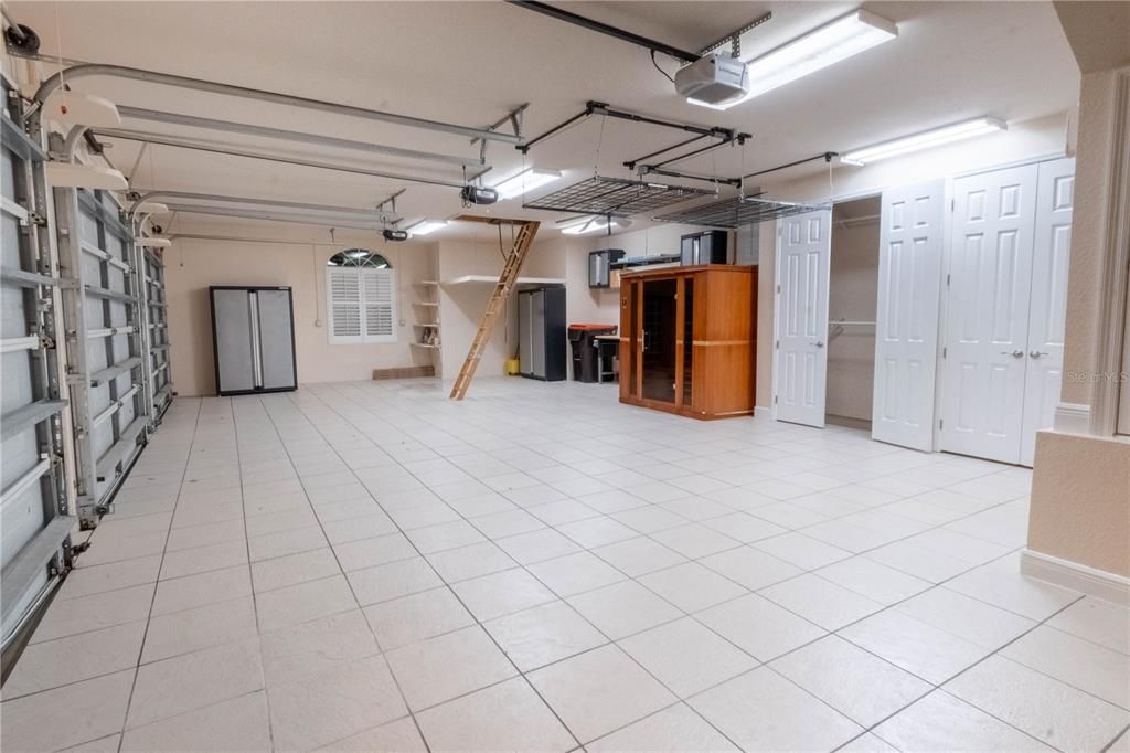 合同活跃: $1,450,000 (4 贝兹, 4 浴室, 4699 平方英尺)