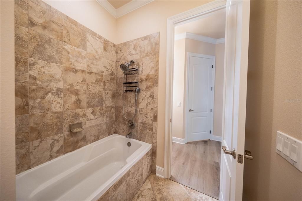 合同活跃: $1,450,000 (4 贝兹, 4 浴室, 4699 平方英尺)