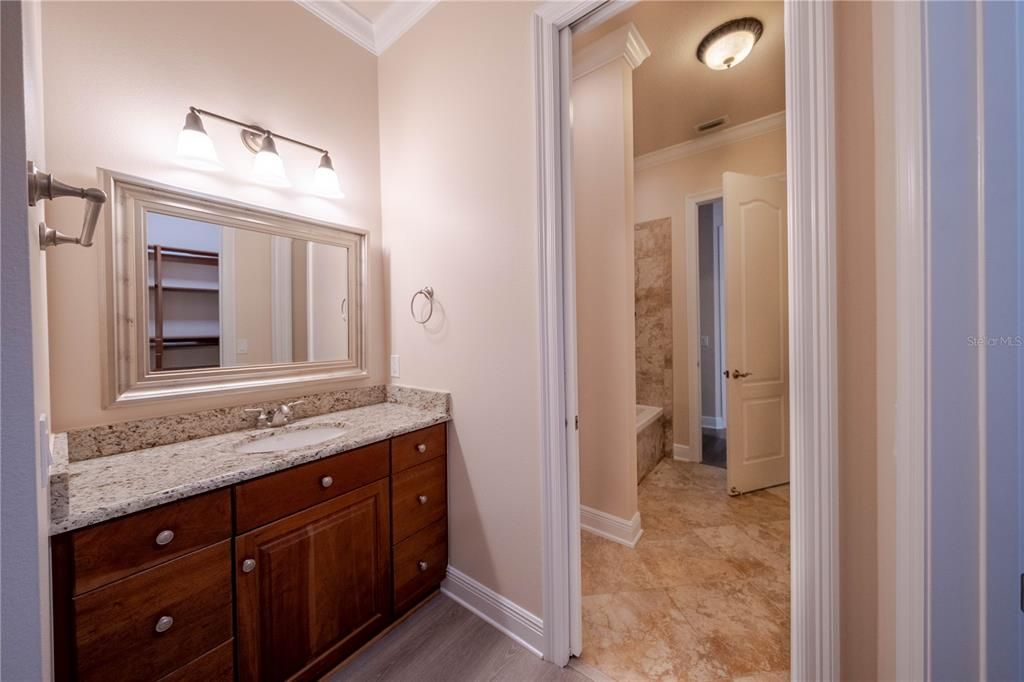 合同活跃: $1,450,000 (4 贝兹, 4 浴室, 4699 平方英尺)