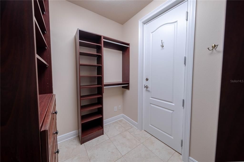 合同活跃: $1,450,000 (4 贝兹, 4 浴室, 4699 平方英尺)