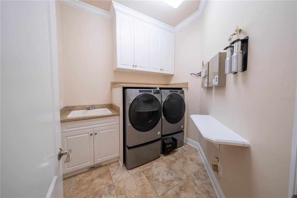 合同活跃: $1,450,000 (4 贝兹, 4 浴室, 4699 平方英尺)