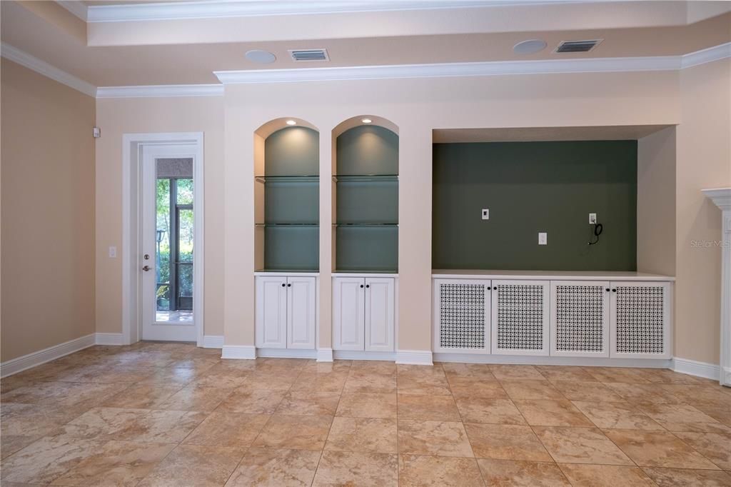 合同活跃: $1,450,000 (4 贝兹, 4 浴室, 4699 平方英尺)