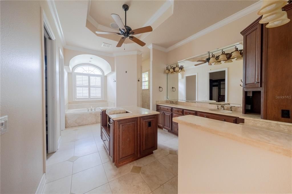 合同活跃: $1,450,000 (4 贝兹, 4 浴室, 4699 平方英尺)