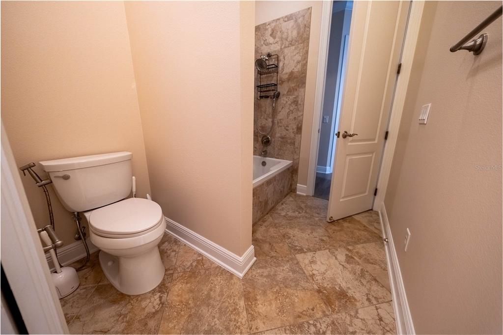 合同活跃: $1,450,000 (4 贝兹, 4 浴室, 4699 平方英尺)