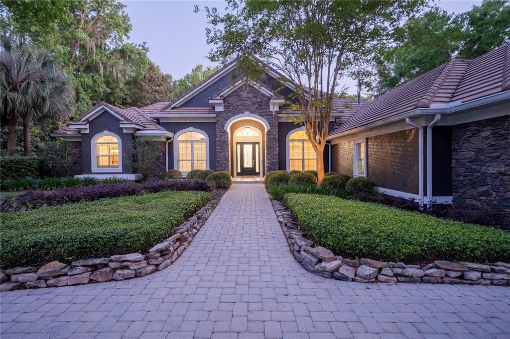 合同活跃: $1,450,000 (4 贝兹, 4 浴室, 4699 平方英尺)