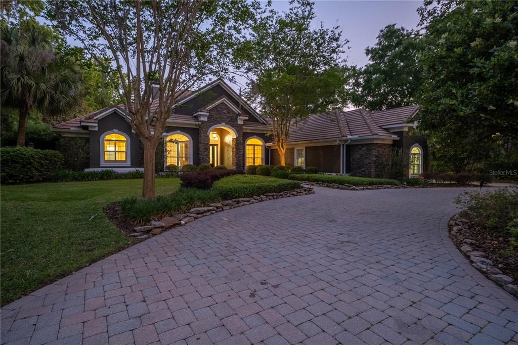 合同活跃: $1,450,000 (4 贝兹, 4 浴室, 4699 平方英尺)