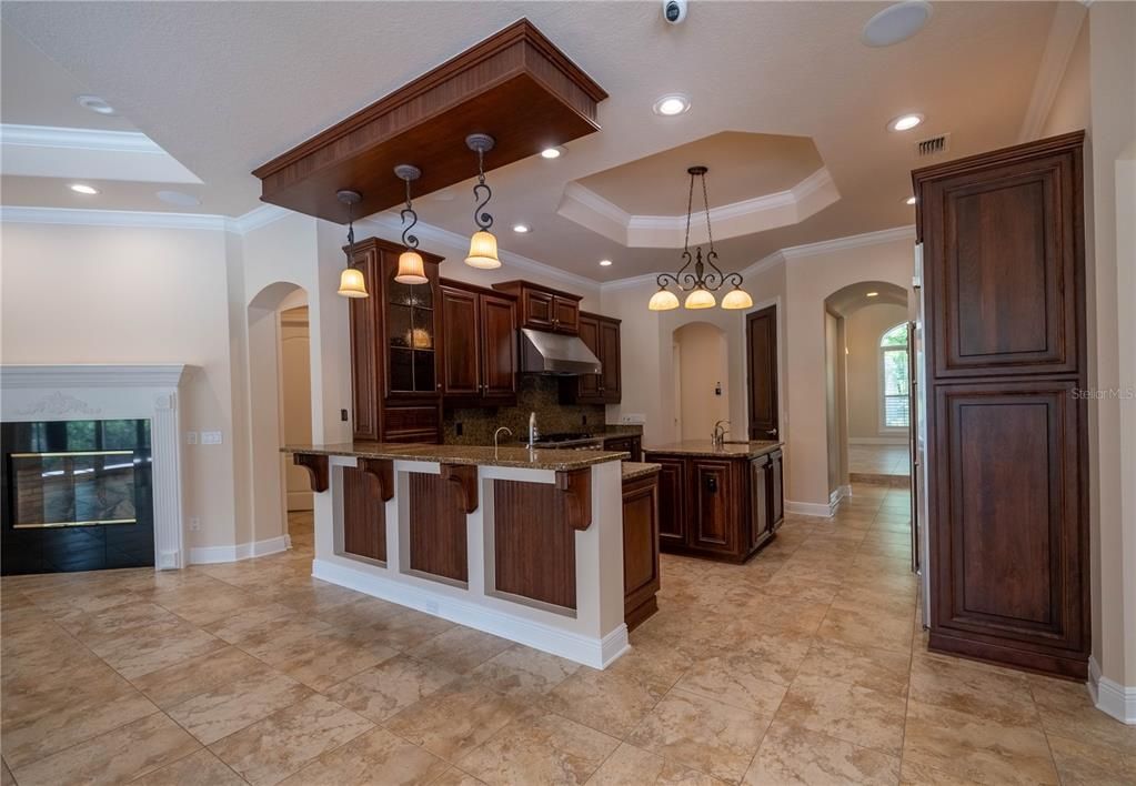 合同活跃: $1,450,000 (4 贝兹, 4 浴室, 4699 平方英尺)