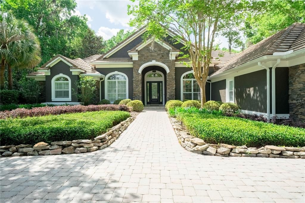 合同活跃: $1,450,000 (4 贝兹, 4 浴室, 4699 平方英尺)