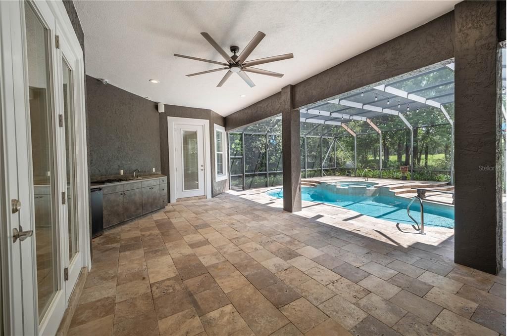 合同活跃: $1,450,000 (4 贝兹, 4 浴室, 4699 平方英尺)