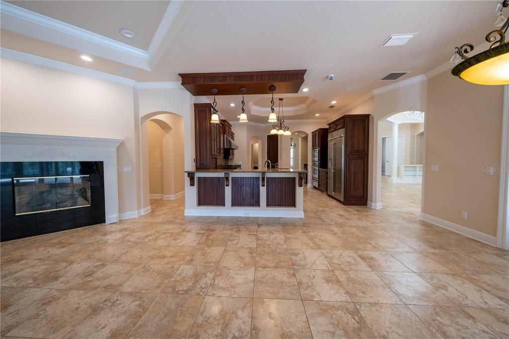 合同活跃: $1,450,000 (4 贝兹, 4 浴室, 4699 平方英尺)