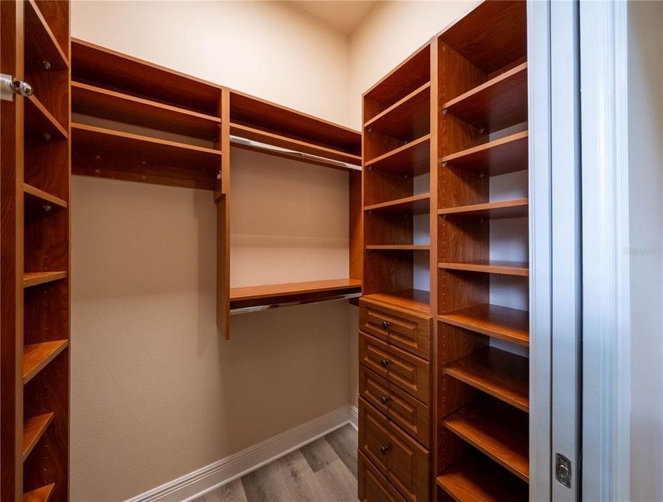 合同活跃: $1,450,000 (4 贝兹, 4 浴室, 4699 平方英尺)