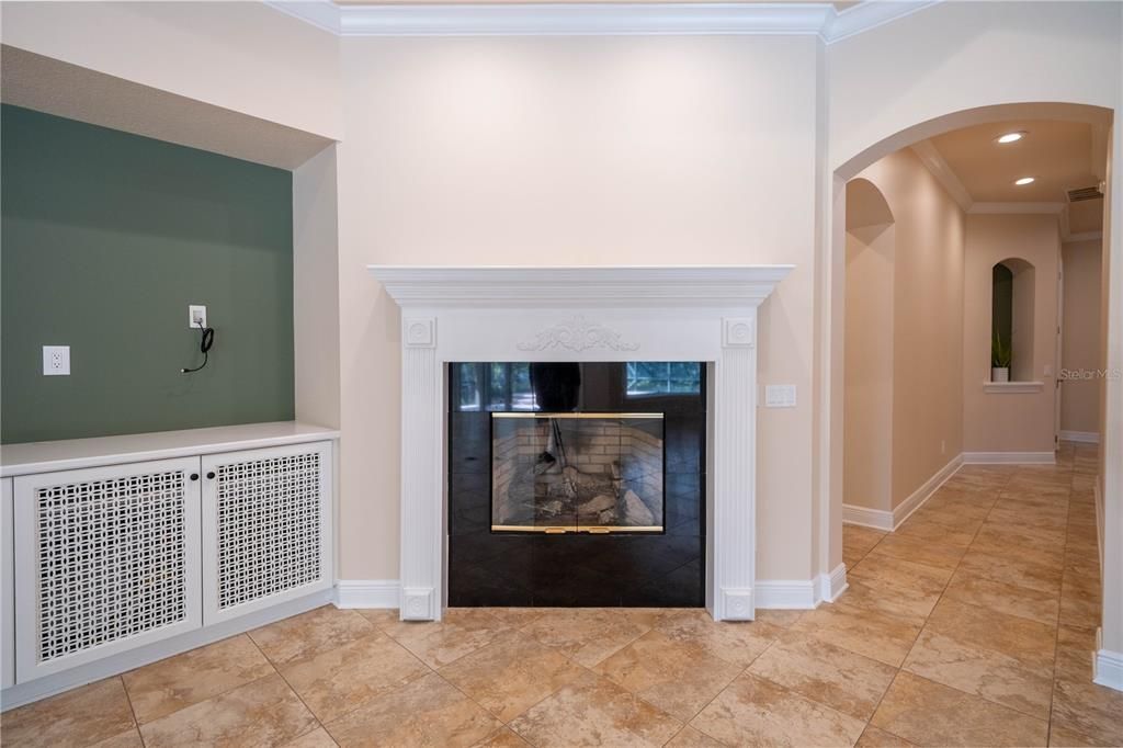 合同活跃: $1,450,000 (4 贝兹, 4 浴室, 4699 平方英尺)