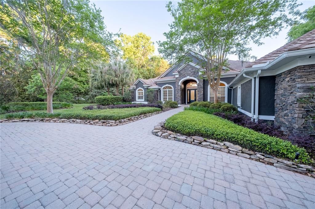 合同活跃: $1,450,000 (4 贝兹, 4 浴室, 4699 平方英尺)