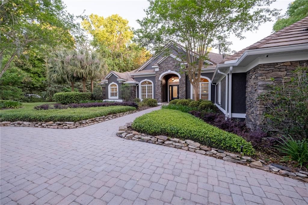 合同活跃: $1,450,000 (4 贝兹, 4 浴室, 4699 平方英尺)