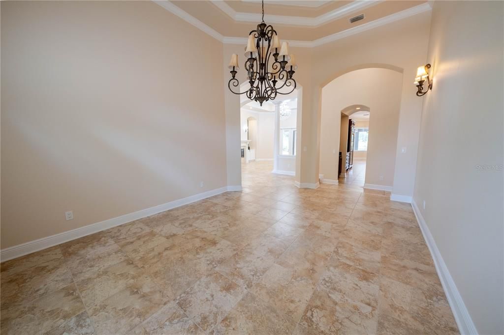 合同活跃: $1,450,000 (4 贝兹, 4 浴室, 4699 平方英尺)