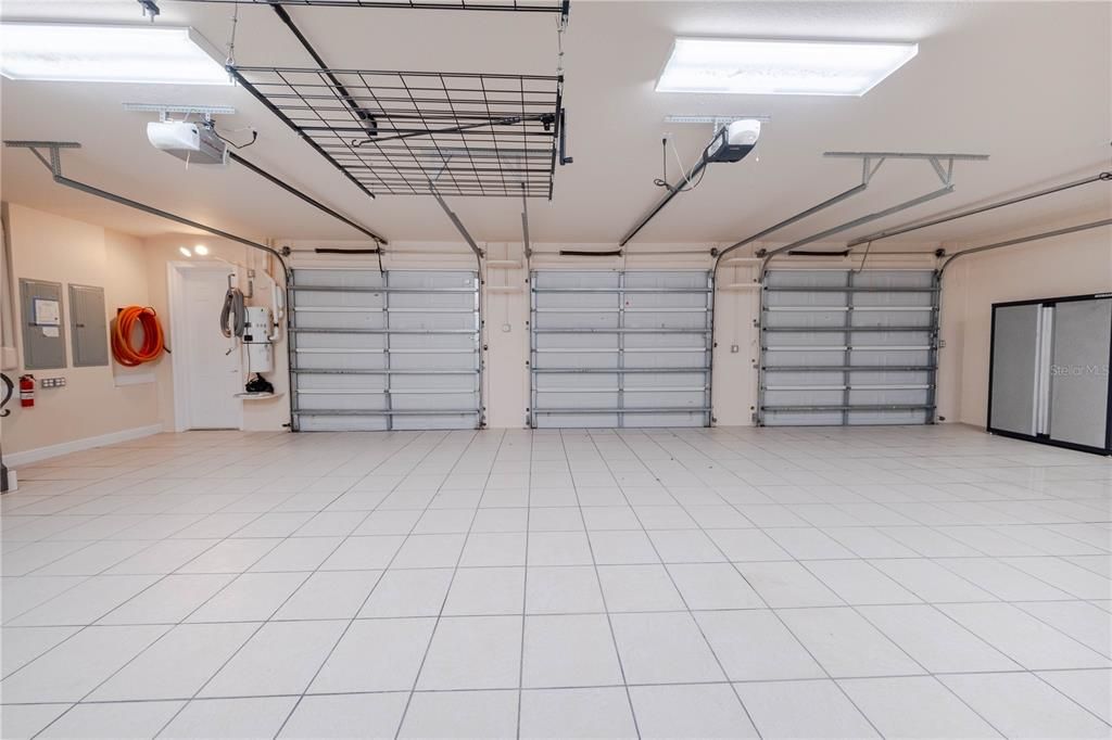 合同活跃: $1,450,000 (4 贝兹, 4 浴室, 4699 平方英尺)