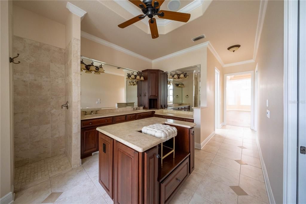 合同活跃: $1,450,000 (4 贝兹, 4 浴室, 4699 平方英尺)