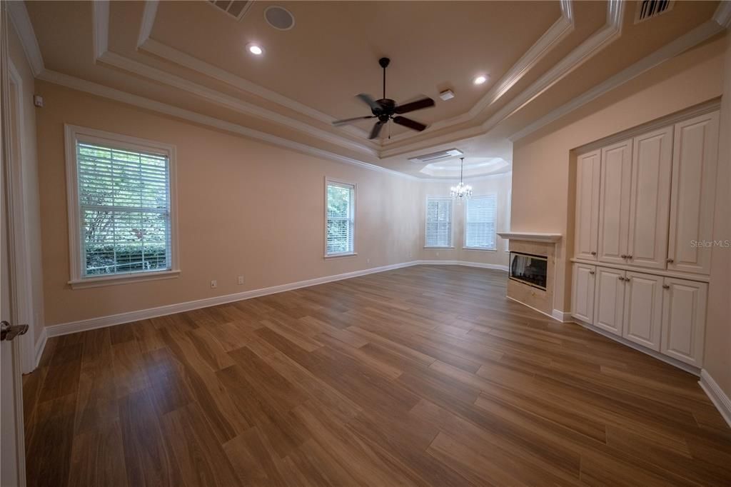 合同活跃: $1,450,000 (4 贝兹, 4 浴室, 4699 平方英尺)