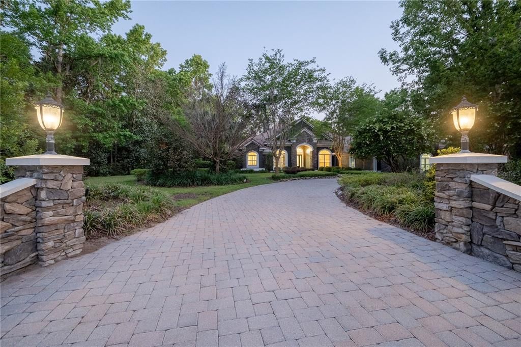 合同活跃: $1,450,000 (4 贝兹, 4 浴室, 4699 平方英尺)