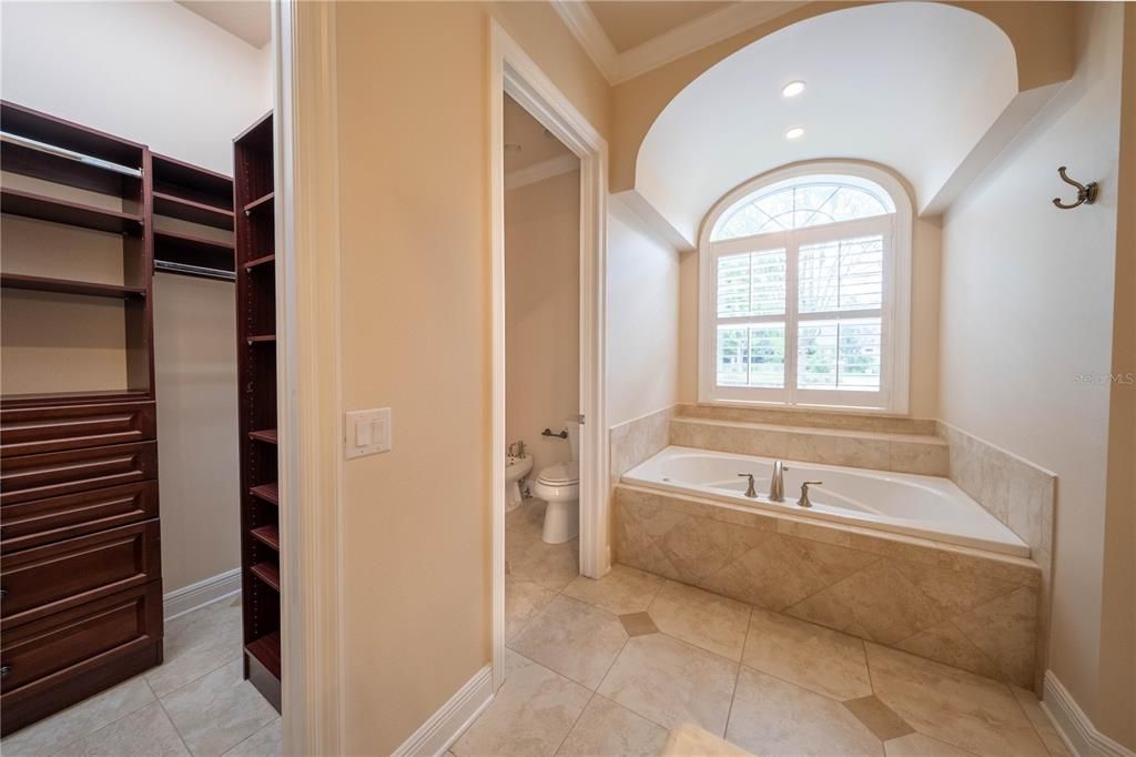 合同活跃: $1,450,000 (4 贝兹, 4 浴室, 4699 平方英尺)