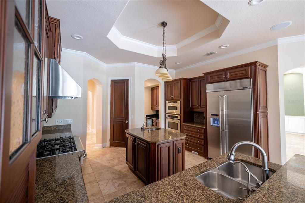 合同活跃: $1,450,000 (4 贝兹, 4 浴室, 4699 平方英尺)