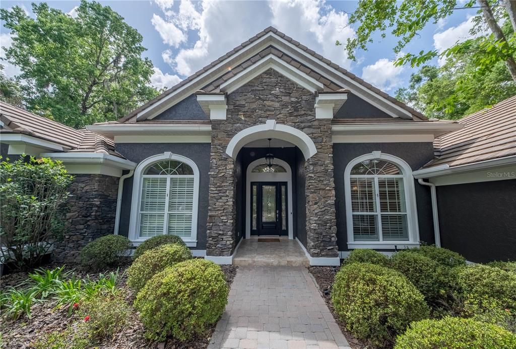 合同活跃: $1,450,000 (4 贝兹, 4 浴室, 4699 平方英尺)