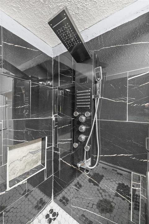 For Sale: $210,000 (3 beds, 1 baths, 1300 Square Feet)