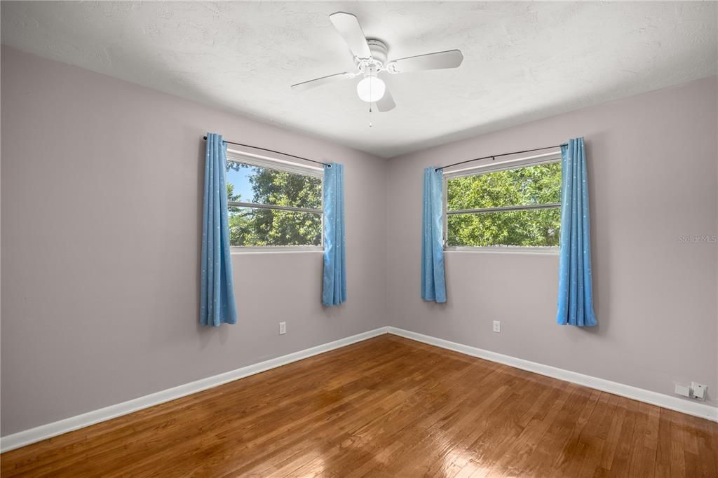 For Sale: $210,000 (3 beds, 1 baths, 1300 Square Feet)