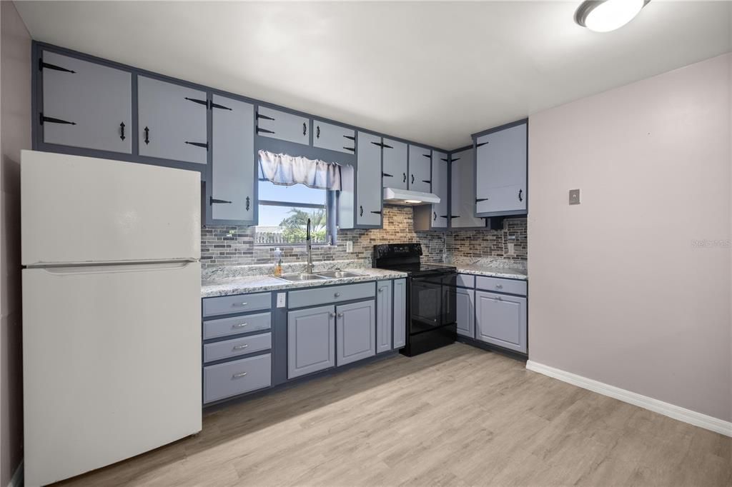 For Sale: $210,000 (3 beds, 1 baths, 1300 Square Feet)