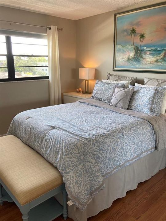 待售: $194,000 (2 贝兹, 2 浴室, 1100 平方英尺)