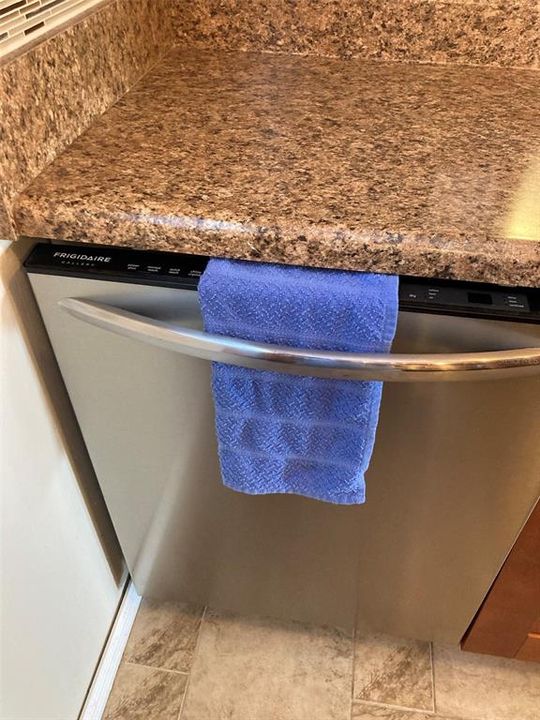 待售: $194,000 (2 贝兹, 2 浴室, 1100 平方英尺)