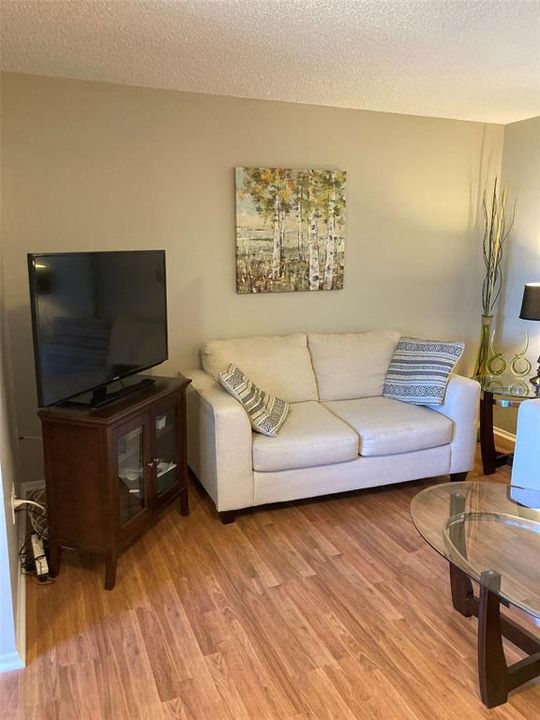 待售: $194,000 (2 贝兹, 2 浴室, 1100 平方英尺)