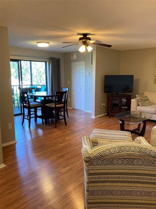 待售: $194,000 (2 贝兹, 2 浴室, 1100 平方英尺)