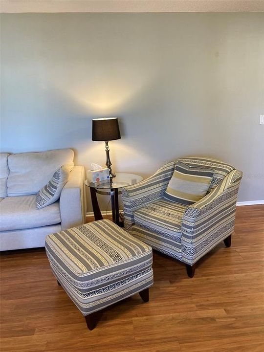 待售: $194,000 (2 贝兹, 2 浴室, 1100 平方英尺)