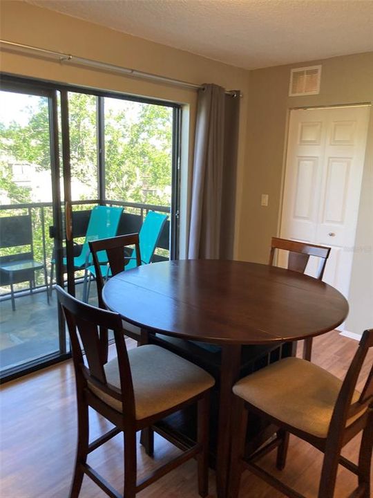 待售: $194,000 (2 贝兹, 2 浴室, 1100 平方英尺)