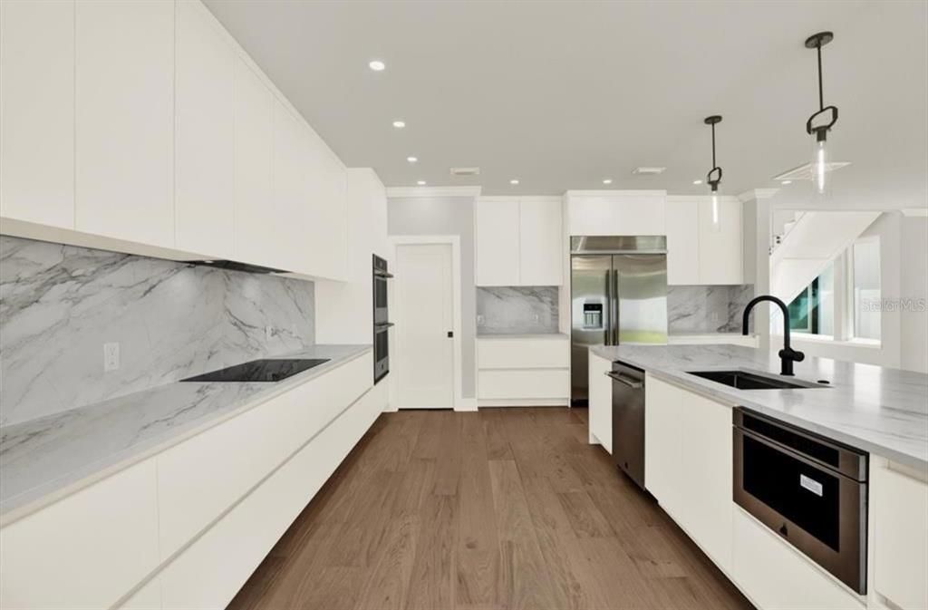 For Sale: $2,035,000 (5 beds, 4 baths, 3890 Square Feet)