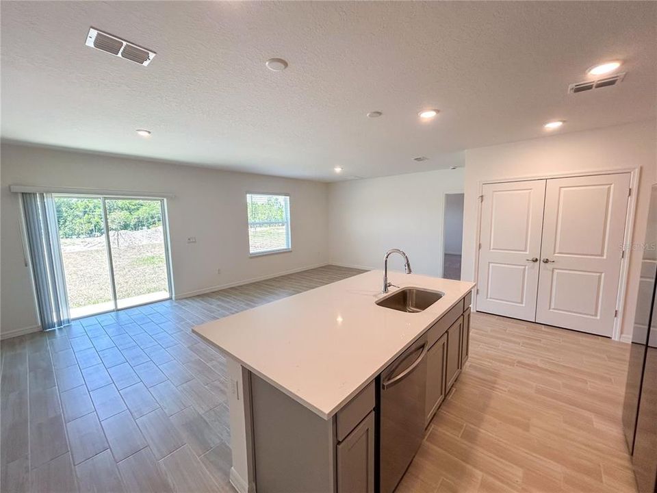 合同活跃: $349,990 (4 贝兹, 2 浴室, 1737 平方英尺)