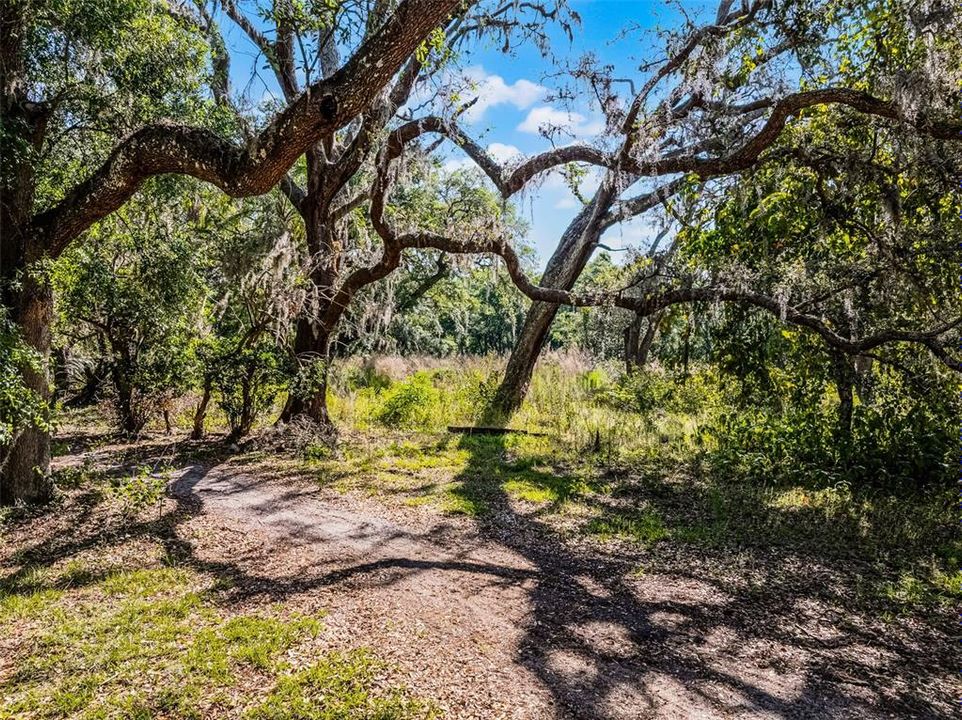 На продажу: $950,000 (5.06 acres)