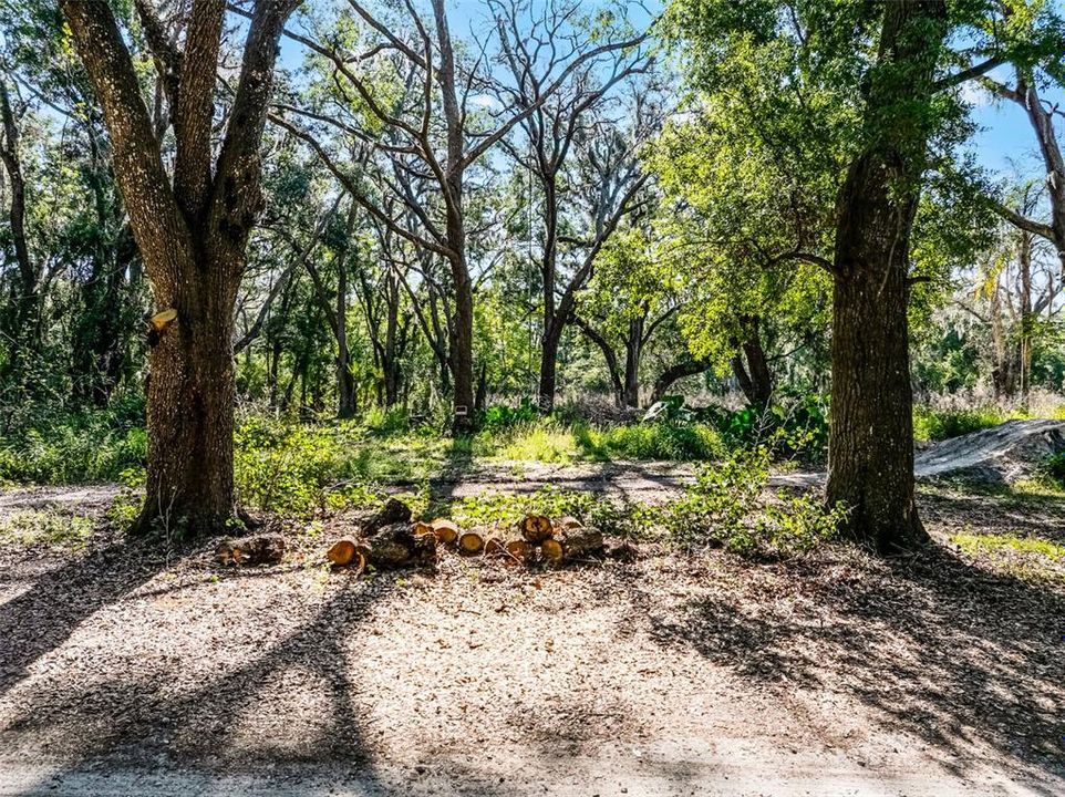 На продажу: $950,000 (5.06 acres)