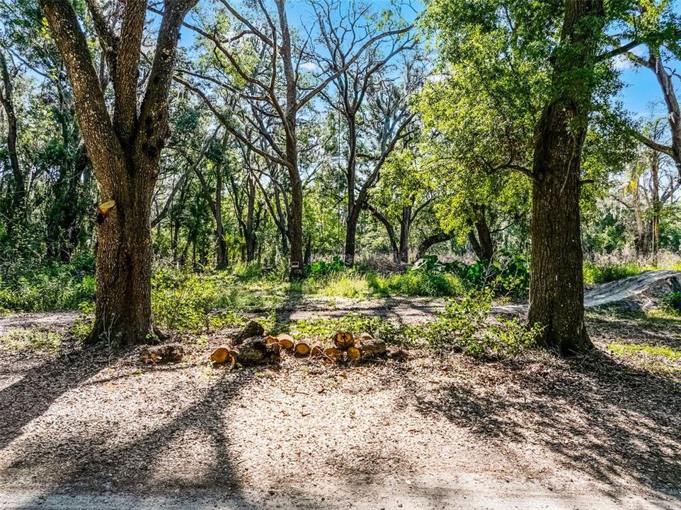 На продажу: $950,000 (5.06 acres)