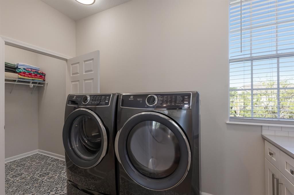 Active With Contract: $425,000 (2 beds, 2 baths, 1664 Square Feet)